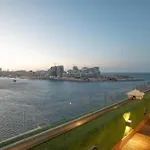 The Iconic Terrace דירה *